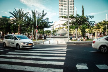 Tel Aviv İsrail 13 Ekim 2020 'de İsrail' deki Coronavirus salgını ve tecrit sırasında Tel Aviv sokaklarından geçen geleneksel bir İsrail taksisinin görüntüsü
