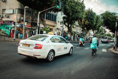 Tel Aviv İsrail 13 Ekim 2020 'de İsrail' deki Coronavirus salgını ve tecrit sırasında Tel Aviv sokaklarından geçen geleneksel bir İsrail taksisinin görüntüsü