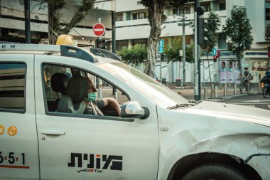 Tel Aviv İsrail 13 Ekim 2020 'de İsrail' deki Coronavirus salgını ve tecrit sırasında Tel Aviv sokaklarından geçen geleneksel bir İsrail taksisinin görüntüsü