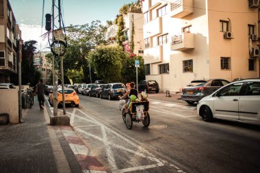Tel Aviv İsrail 13 Ekim 2020 Kilitlenme ve Coronavirus salgını sırasında İsrail 'deki nüfusu kontrol altına almak için Tel Aviv' in boş sokaklarında dolaşan kimliği belirsiz bir insan görülüyor.