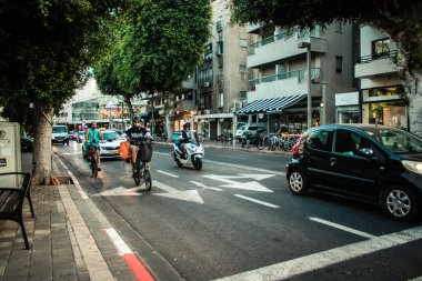 Tel Aviv İsrail 13 Ekim 2020 Kilitlenme ve Coronavirus salgını sırasında İsrail 'deki nüfusu kontrol altına almak için Tel Aviv' in boş sokaklarında dolaşan kimliği belirsiz bir insan görülüyor.
