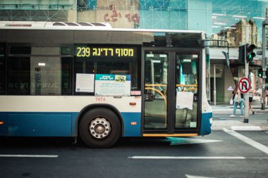 Tel Aviv İsrail 13 Ekim 2020 Tel Aviv ve Coronavirus salgınları süresince Tel Aviv 'in boş sokaklarından geçen bir İsrail halk otobüsüne bakınız.