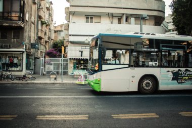 Tel Aviv İsrail 13 Ekim 2020 Tel Aviv ve Coronavirus salgınları süresince Tel Aviv 'in boş sokaklarından geçen bir İsrail halk otobüsüne bakınız.