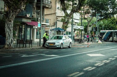 Tel Aviv İsrail 13 Ekim 2020 'de Tel Aviv sokaklarında bir İsrail Ulusal Polis kontrol noktası görüldü. Coronavirüs' ün yayılmasını kontrol altına almak ve nüfusu kontrol altına almak için.
