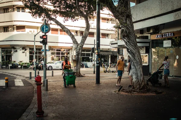 Tel Aviv İsrail 13 Ekim 2020 Coronavirus salgını sırasında Tel Aviv sokaklarında yürüyen ve nüfusu kontrol altına almak için kilit altında tutulan kimliği belirsiz insanların görüntüsü.