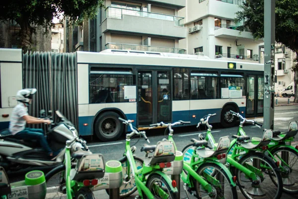 以色列特拉维夫2020年10月13日看到一辆以色列公共汽车在特拉维夫空旷的街道上行驶 在封锁和科罗纳威斯疫情爆发期间 以强制遏制人口增长 — 图库照片
