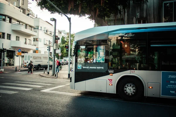 Tel Aviv İsrail 13 Ekim 2020 Tel Aviv ve Coronavirus salgınları süresince Tel Aviv 'in boş sokaklarından geçen bir İsrail halk otobüsüne bakınız.