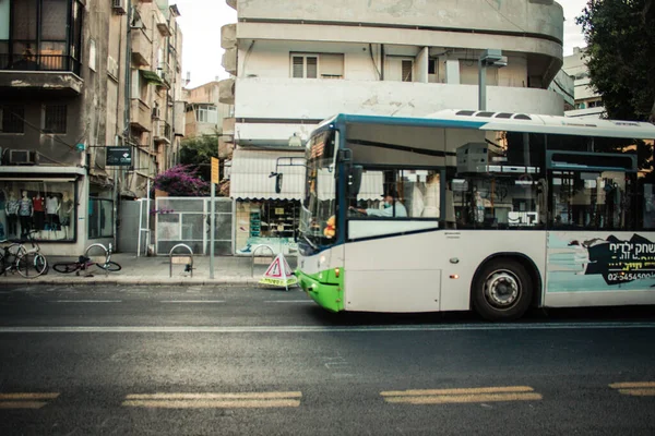 Tel Aviv İsrail 13 Ekim 2020 Tel Aviv ve Coronavirus salgınları süresince Tel Aviv 'in boş sokaklarından geçen bir İsrail halk otobüsüne bakınız.