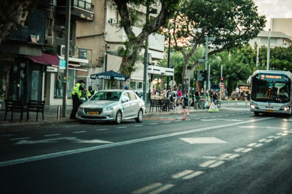 Tel Aviv İsrail 13 Ekim 2020 'de Tel Aviv sokaklarında bir İsrail Ulusal Polis kontrol noktası görüldü. Coronavirüs' ün yayılmasını kontrol altına almak ve nüfusu kontrol altına almak için.