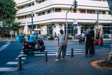 Tel Aviv İsrail 14 Ekim 2020 Coronavirus salgını sırasında yüz maskesi takmış kimliği belirsiz insanların sokaklarda yürüyüşü ve nüfusu kontrol altına almak için kilit altına alınması.