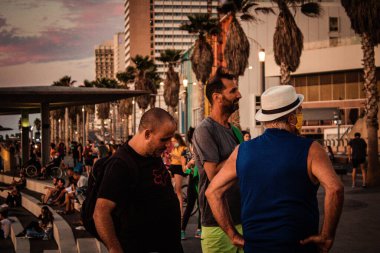 Tel Aviv İsrail 14 Ekim 2020 İsrail 'de İsrail' deki koronavirüs salgınına rağmen Tel Aviv plajında gün batımına hayranlıkla bakan kimliği belirsiz İsrail halkının görüntüsü