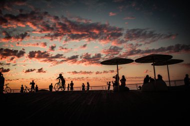 Tel Aviv İsrail 14 Ekim 2020 İsrail 'de İsrail' deki koronavirüs salgınına rağmen Tel Aviv plajında gün batımına hayranlıkla bakan kimliği belirsiz İsrail halkının görüntüsü