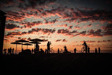 Tel Aviv İsrail 14 Ekim 2020 İsrail 'de İsrail' deki koronavirüs salgınına rağmen Tel Aviv plajında gün batımına hayranlıkla bakan kimliği belirsiz İsrail halkının görüntüsü