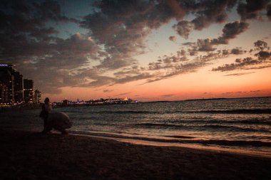 Tel Aviv İsrail 14 Ekim 2020 İsrail 'de İsrail' deki koronavirüs salgınına rağmen Tel Aviv plajında gün batımına hayranlıkla bakan kimliği belirsiz İsrail halkının görüntüsü