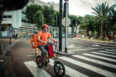 Tel Aviv İsrail 14 Ekim 2020 Kilit altında ve Coronavirus salgını sırasında İsrail nüfusunu kontrol altına almak için Tel Aviv sokaklarında dolaşan kimliği belirsiz bir insan görülüyor.