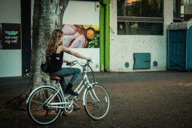 Tel Aviv İsrail 14 Ekim 2020 Kilit altında ve Coronavirus salgını sırasında İsrail nüfusunu kontrol altına almak için Tel Aviv sokaklarında dolaşan kimliği belirsiz bir insan görülüyor.