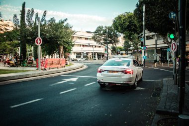 Tel Aviv İsrail 14 Ekim 2020 'de İsrail' deki Coronavirus salgını ve tecrit sırasında Tel Aviv sokaklarından geçen geleneksel bir İsrail taksisinin görüntüsü