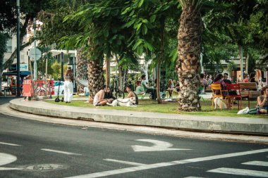 Tel Aviv İsrail 14 Ekim 2020 Dizengoff Sirki 'ndeki kimliği belirsiz İsrail halkının görüntüsü, Tel Aviv' deki ikonik bir meydan ve İsrail 'deki Coronavirus salgınına rağmen