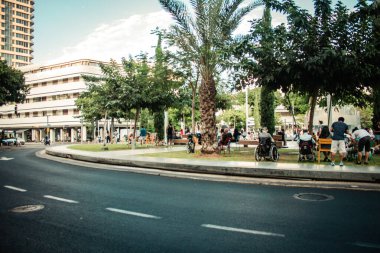 Tel Aviv İsrail 14 Ekim 2020 Dizengoff Sirki 'ndeki kimliği belirsiz İsrail halkının görüntüsü, Tel Aviv' deki ikonik bir meydan ve İsrail 'deki Coronavirus salgınına rağmen