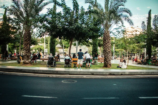 Tel Aviv İsrail 14 Ekim 2020 Dizengoff Sirki 'ndeki kimliği belirsiz İsrail halkının görüntüsü, Tel Aviv' deki ikonik bir meydan ve İsrail 'deki Coronavirus salgınına rağmen