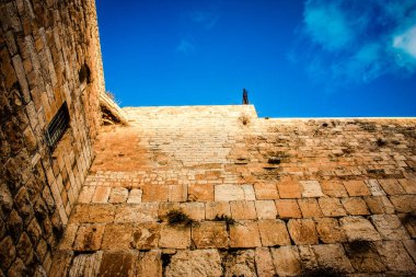 Batı Duvarı 'na yakın olan Ağlama Duvarı, sıklıkla The Kotel olarak kısaltılır. Eski Kudüs şehrinde yer alan Yahudiler için dünyadaki en dindar yerleşim yeridir.