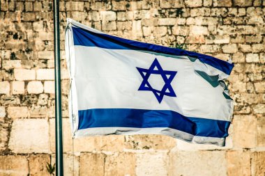Batı Duvarı 'na yakın olan Ağlama Duvarı, sıklıkla The Kotel olarak kısaltılır. Eski Kudüs şehrinde yer alan Yahudiler için dünyadaki en dindar yerleşim yeridir.