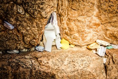 Batı Duvarı 'na yakın olan Ağlama Duvarı, sıklıkla The Kotel olarak kısaltılır. Eski Kudüs şehrinde yer alan Yahudiler için dünyadaki en dindar yerleşim yeridir.
