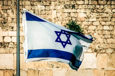 Batı Duvarı 'na yakın olan Ağlama Duvarı, sıklıkla The Kotel olarak kısaltılır. Eski Kudüs şehrinde yer alan Yahudiler için dünyadaki en dindar yerleşim yeridir.