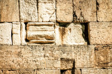 Batı Duvarı 'na yakın olan Ağlama Duvarı, sıklıkla The Kotel olarak kısaltılır. Eski Kudüs şehrinde yer alan Yahudiler için dünyadaki en dindar yerleşim yeridir.