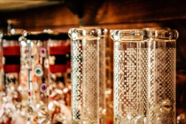 Şehir merkezindeki turistler için bir hediyelik eşya dükkanında satılan dekoratif eşyalar.