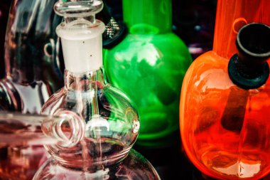 Şehir merkezindeki turistler için bir hediyelik eşya dükkanında satılan dekoratif eşyalar.