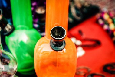 Şehir merkezindeki turistler için bir hediyelik eşya dükkanında satılan dekoratif eşyalar.