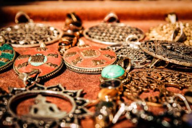 Şehir merkezindeki turistler için bir hediyelik eşya dükkanında satılan dekoratif eşyalar.