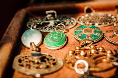 Şehir merkezindeki turistler için bir hediyelik eşya dükkanında satılan dekoratif eşyalar.