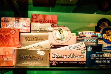 Şehir merkezindeki turistler için bir hediyelik eşya dükkanında satılan dekoratif eşyalar.