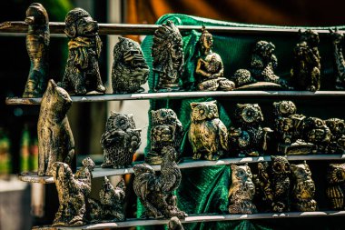 Şehir merkezindeki turistler için bir hediyelik eşya dükkanında satılan dekoratif eşyalar.