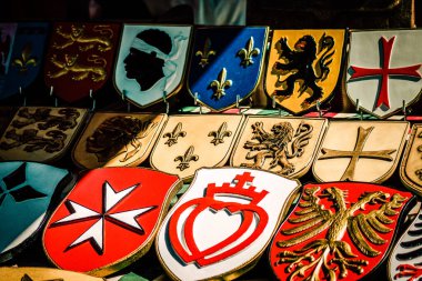 Şehir merkezindeki turistler için bir hediyelik eşya dükkanında satılan dekoratif eşyalar.