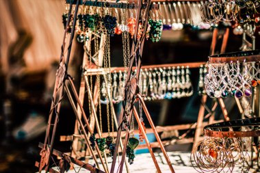 Şehir merkezindeki turistler için bir hediyelik eşya dükkanında satılan dekoratif eşyalar.