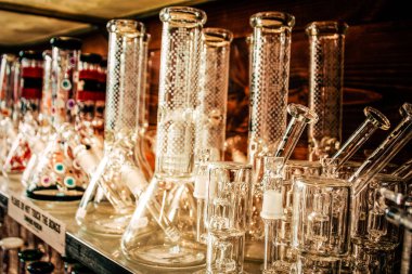 Şehir merkezindeki turistler için bir hediyelik eşya dükkanında satılan dekoratif eşyalar.