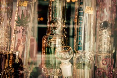 Şehir merkezindeki turistler için bir hediyelik eşya dükkanında satılan dekoratif eşyalar.