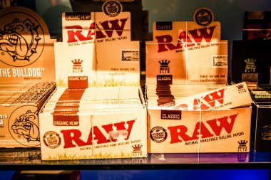 Şehir merkezindeki turistler için bir hediyelik eşya dükkanında satılan dekoratif eşyalar.