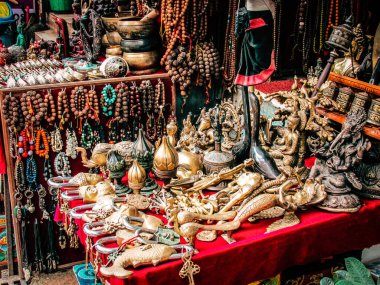 Şehir merkezindeki turistler için bir hediyelik eşya dükkanında satılan dekoratif eşyalar.