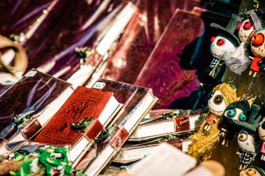 Şehir merkezindeki turistler için bir hediyelik eşya dükkanında satılan dekoratif eşyalar.