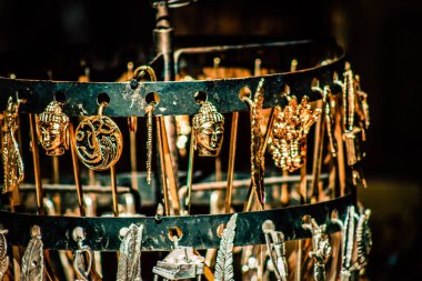 Şehir merkezindeki turistler için bir hediyelik eşya dükkanında satılan dekoratif eşyalar.