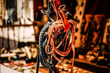 Şehir merkezindeki turistler için bir hediyelik eşya dükkanında satılan dekoratif eşyalar.