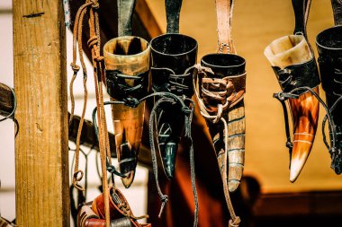 Şehir merkezindeki turistler için bir hediyelik eşya dükkanında satılan dekoratif eşyalar.