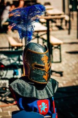 Şehir merkezindeki turistler için bir hediyelik eşya dükkanında satılan dekoratif eşyalar.