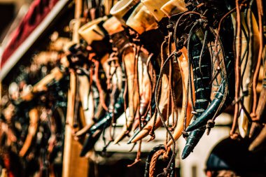 Şehir merkezindeki turistler için bir hediyelik eşya dükkanında satılan dekoratif eşyalar.