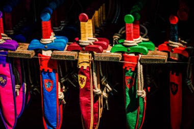 Şehir merkezindeki turistler için bir hediyelik eşya dükkanında satılan dekoratif eşyalar.