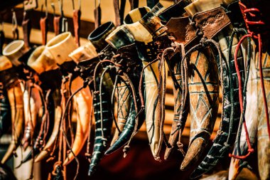 Şehir merkezindeki turistler için bir hediyelik eşya dükkanında satılan dekoratif eşyalar.